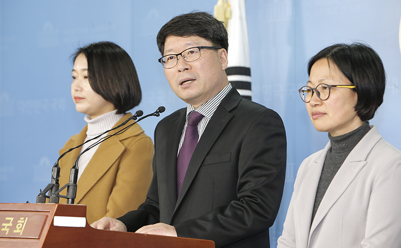 옛 통합진보당 오병윤 전 원내대표(가운데)와 김재연(왼쪽), 김미희(오른쪽) 전 의원 자료사진