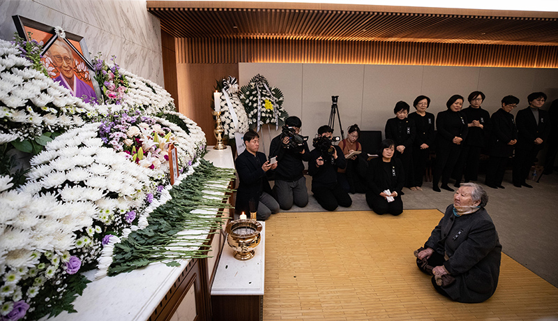 일본군 위안부 피해자 길원옥 할머니가 29일 서울 서대문구 신촌세브란스병원 장례식장에 마련된 일본군 위안부 피해자 고(故) 김복동 할머니 빈소를 찾아 조문하고 있다.