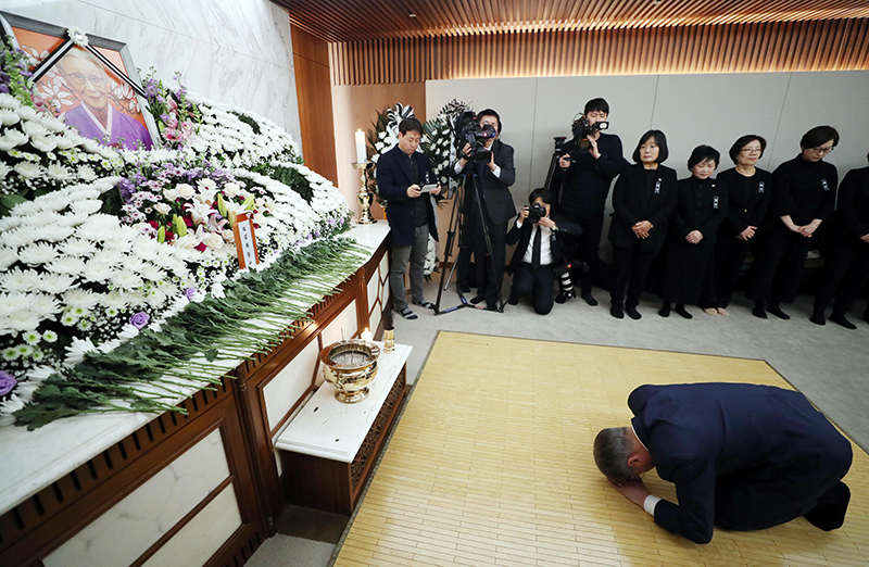 문재인 대통령이 29일 오후 서울 서대문구 세브란스 병원 장례식장 특실에 마련된 일본군 성노예 피해자 고 김복동 할머니의 빈소에서 조문을 하고 있다.