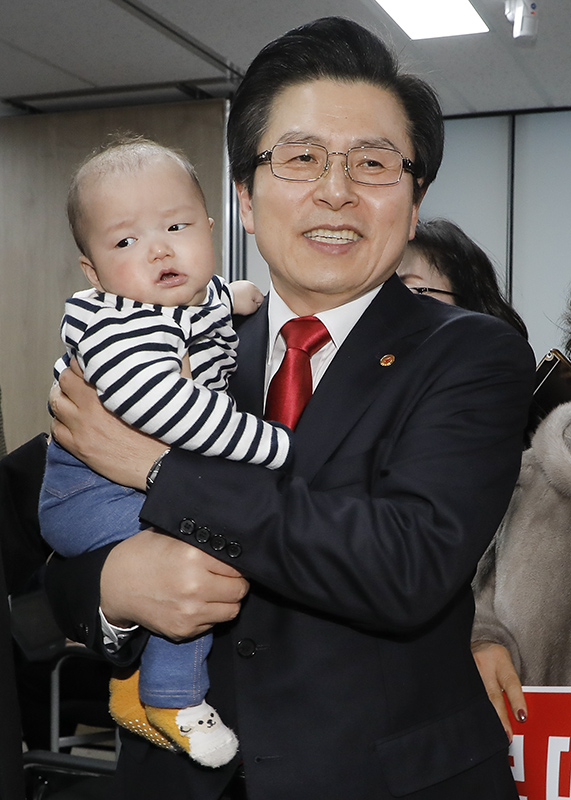 황교안 전 국무총리가 29일 오전 서울 영등포 자유한국당 중앙당사에서 당대표 출마 기자회견을 마친 뒤 지지자의 아기를 안아주고 있다.