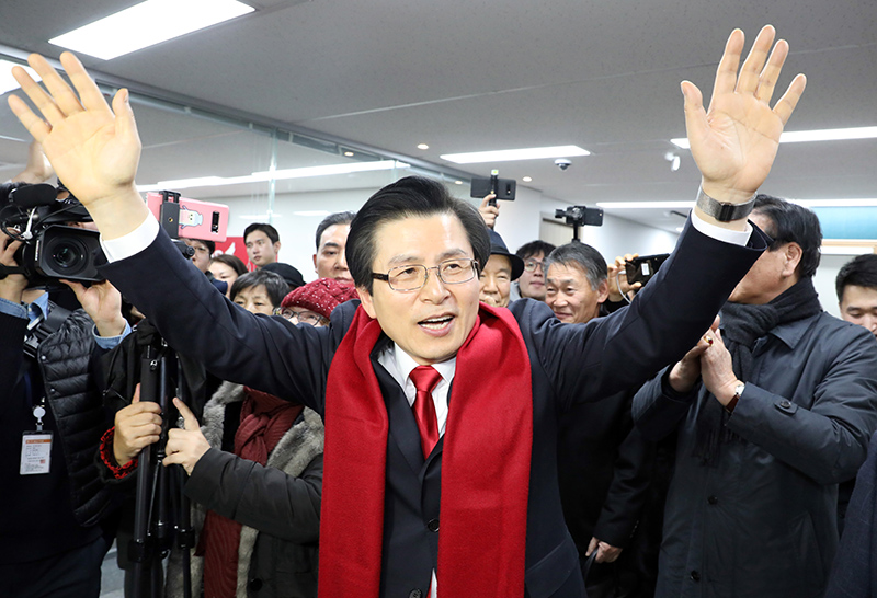 황교안 전 국무총리가 29일 오전 서울 영등포구 자유한국당 당사에서 당대표 출마 기자회견을 끝낸 후 지지자들에게 두 손을 들며 인사하고 있다.