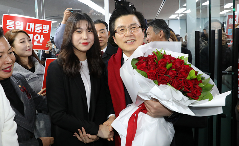 황교안 전 국무총리가 29일 오전 서울 영등포구 자유한국당 당사에서 당대표 출마 기자회견을 끝낸 후 지지자들에게 꽃다발을 받고 기념촬영을 하고 있다.