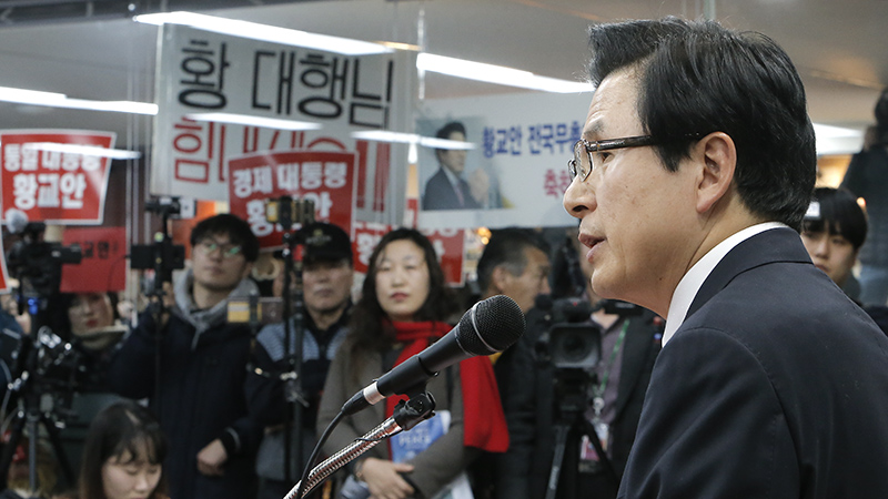 황교안 전 국무총리가 29일 오전 서울 영등포 자유한국당 중앙당사에서 당대표 출마 기자회견을 하고 있다.