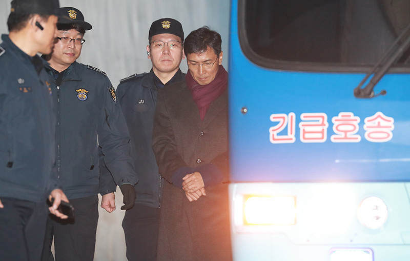 안희정 전 충남지사가 1일 서울 서초구 서울고등법원에서 열린 비서성폭행 관련 강제추행 등 항소심 선고공판에서 법정구속이 되어 호송차로 이동하고 있다.