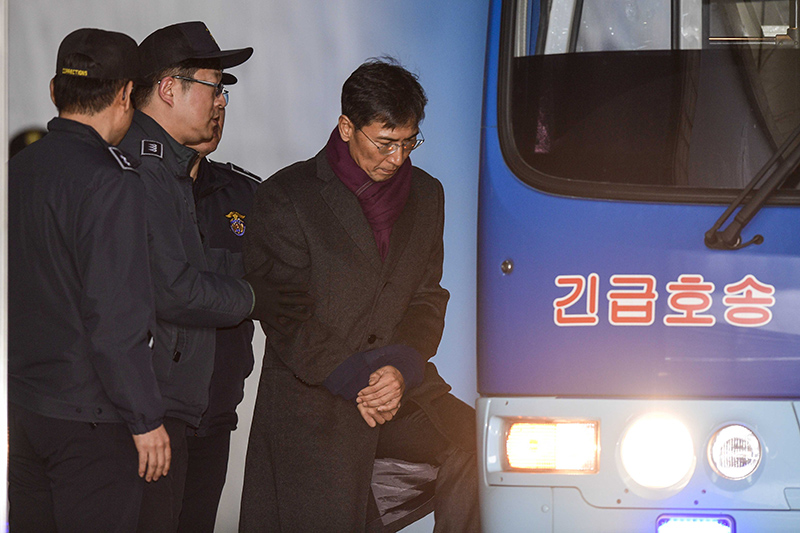 비서 성폭력 혐의 관련 항소심에서 징역 3년 6개월 실형을 선고받고 법정구속된 안희정 전 충남지사가 1일 오후 서울 서초동 서울고법에서 구치소행 호송차를 타고 있다.