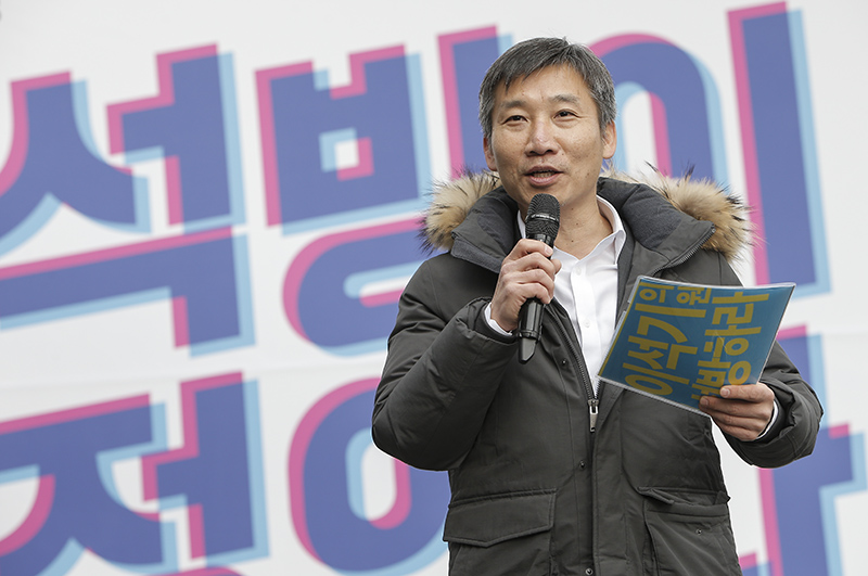 6일 오전 경기도 수원구치소 앞에서 이석기 의원 내란음모사건 피해자 한국구명위원회 주최로 열린 이석기 전 의원 석방 촉구 집회에서 이상규 민중당 상임공동대표가 발언하고 있다.