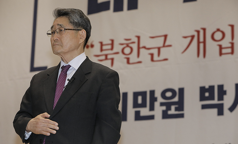 지만원 씨가 8일 오후 국회 의원회관에서 자유한국당 김진태, 이종명 의원 주최로 열린 5.18 진상규명 대국민공청회에 참석해 있다.