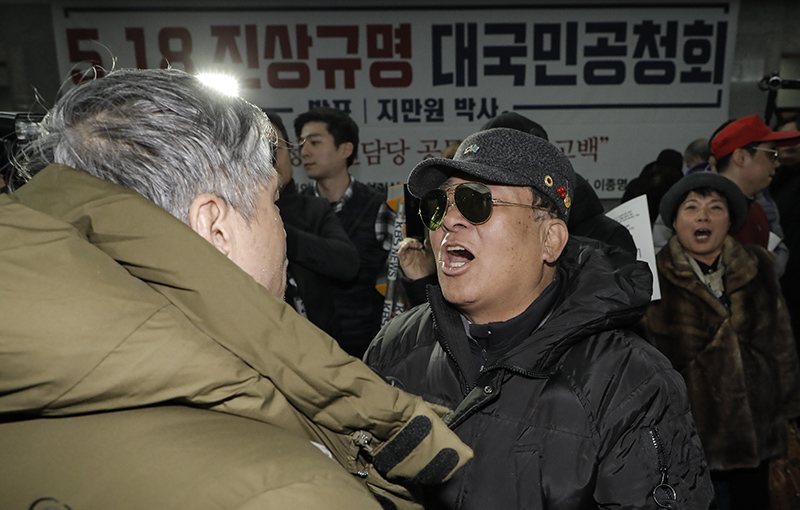 8일 오후 국회 의원회관에서 자유한국당 김진태, 이종명 의원 주최로 열린 5.18 진상규명 대국민공청회에서 보수단체 회원이 5.18 관련 시민단체 회원과 설전을 벌이고 있다.
