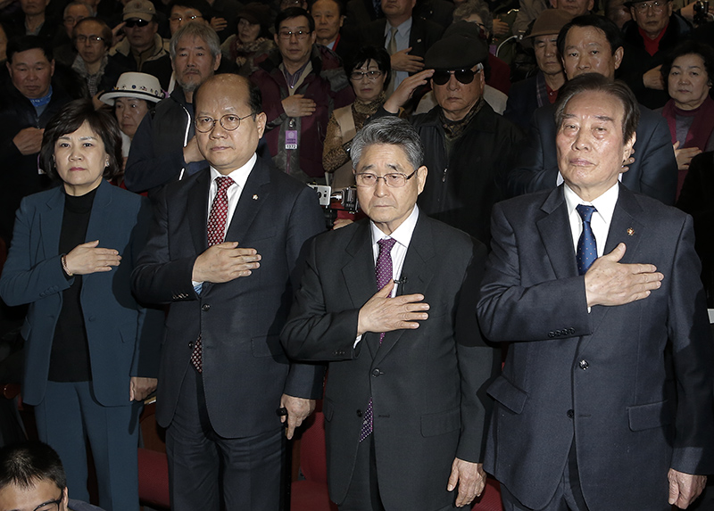 자유한국당 김순례, 이종명 의원과 지만원 씨를 비롯한 참가자들이 8일 오후 국회 의원회관에서 자유한국당 김진태, 이종명 의원 주최로 열린 5.18 진상규명 대국민공청회에서 국민의례를 하고 있다.