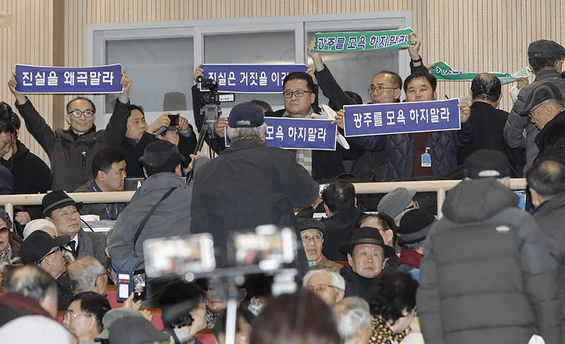 8일 오후 국회 의원회관에서 자유한국당 김진태, 이종명 의원 주최로 열린 5.18 진상규명 대국민공청회에 지만원 씨가 참석한 가운데 5.18 단체 회원들이 기습시위를 벌이고 있다.