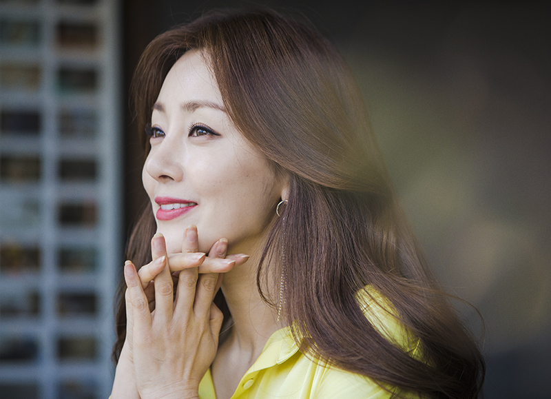 최근 종영한 JTBC 드라마 의 진진희 역을 맡은 배우 오나라가 7일 오후 서울 서초구 양재동의 한 카페에서 진행된 인터뷰에 앞서 포즈를 취하고 있다.