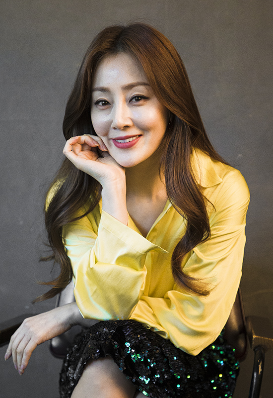 최근 종영한 JTBC 드라마 의 진진희 역을 맡은 배우 오나라가 7일 오후 서울 서초구 양재동의 한 카페에서 진행된 인터뷰에 앞서 포즈를 취하고 있다.