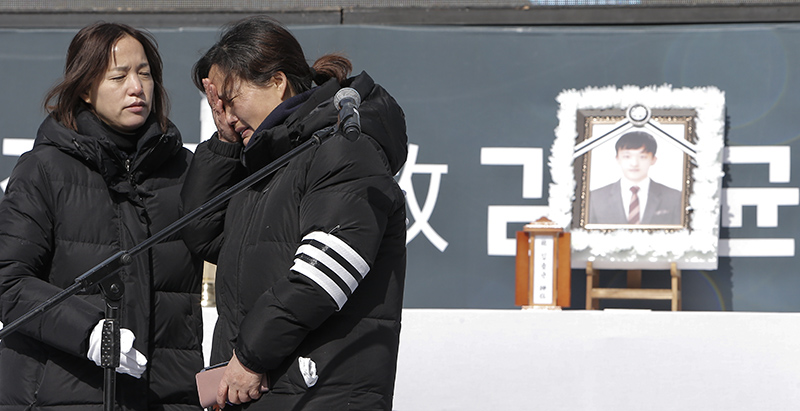 9일 서울 종로구 광화문광장에서 열린 청년 비정규직 노동자 고 김용균 씨의 영결식에서 김용균 씨의 어머니 김미숙 씨(오른쪽)가 유족인사를 마친 뒤 눈물을 닦으며 발언대를 떠나고 있다.
