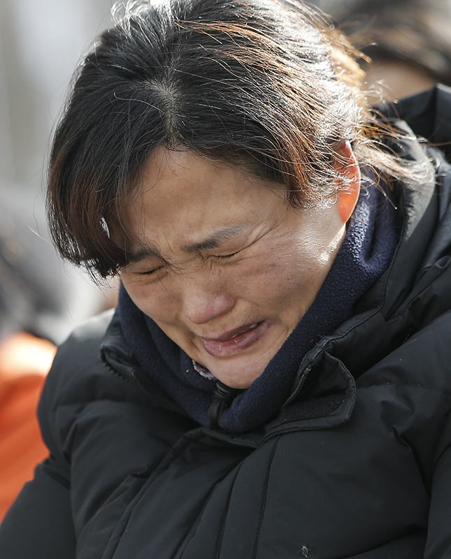 9일 서울 종로구 광화문광장에서 열린 청년 비정규직 노동자 고 김용균 씨의 영결식에서 김용균 씨의 어머니 김미숙 씨가 눈물을 흘리고 있다.