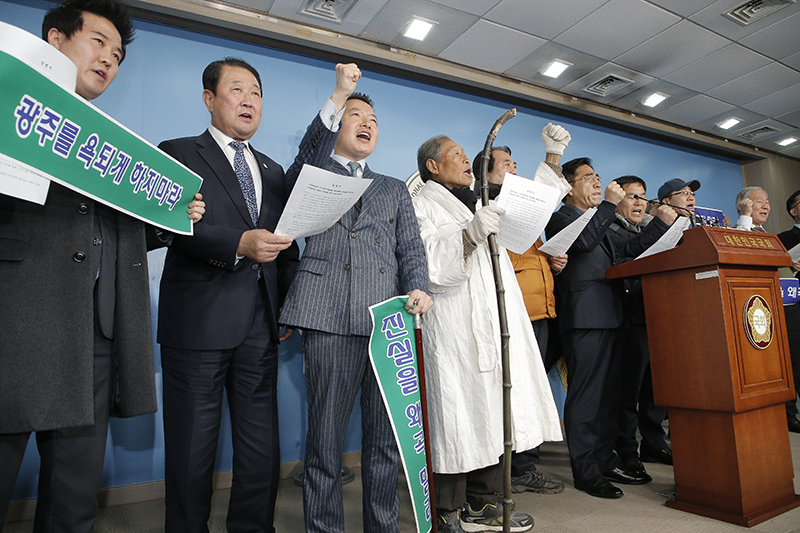 5·18민주항쟁구속자회 대표자들이 11일 오후 국회 정론관에서 자유한국당·지만원 5·18 모독에 대한 사과 촉구 기자회견을 열고 구호를 외치고 있다.
