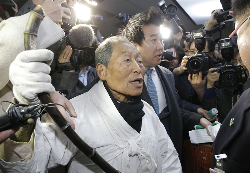 5·18 민주항쟁구속자회 대표자들과 서경원 전 의원이 11일 오후 국회 정론관에서 자유한국당·지만원 5·18 모독에 대한 사과 촉구 기자회견을 마친 뒤 5·18 관련 망언을 했던 김진태·김순례·이종명·백승주·이완영 등 자유한국당 의원들의 제명을 요구하며 자유한국당 원내대표실로 향하던 도중 국회 방호 관계자들과 실랑이를 벌이고 있다.