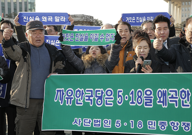 5·18 민주항쟁구속자회 등 5·18 관련 단체 회원들이 11일 오후 국회 정문 앞에서 자유한국당·지만원 5·18 모독에 대한 사과 촉구 기자회견을 열고 5·18 관련 망언을 했던 김진태·김순례·이종명·백승주·이완영 등 자유한국당 의원들의 제명을 촉구하며 구호를 외치고 있다.