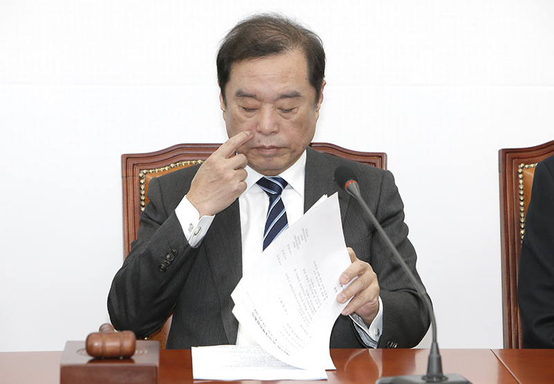 자유한국당 김병준 비상대책위원장이 11일 오전 국회에서 열린 비대위회의에서 자료를 살피고 있다.