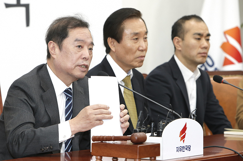 자유한국당 김병준 비상대책위원장이 11일 오전 국회에서 열린 비대위회의에서 모두발언을 하고 있다.