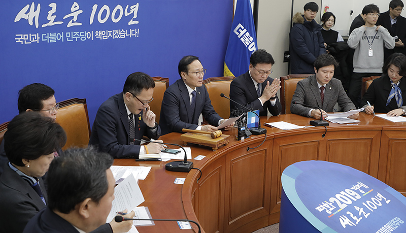 더불어민주당 홍영표 원내대표가 11일 서울 여의도 국회에서 열린 최고위원회의에서 모두발언을 하고 있다.
