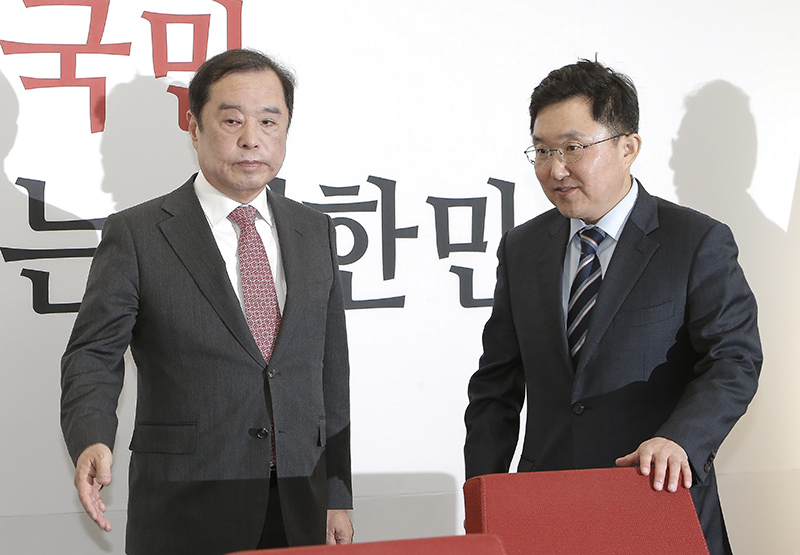 자유한국당 김병준 비상대책위원장과 김용태 사무총장이 12일 오전 국회 비대위원장실에서 소속 의원들의 5.18 폄훼 발언과 관련한 기자회견을 마치고 회견장을 나서고 있다.