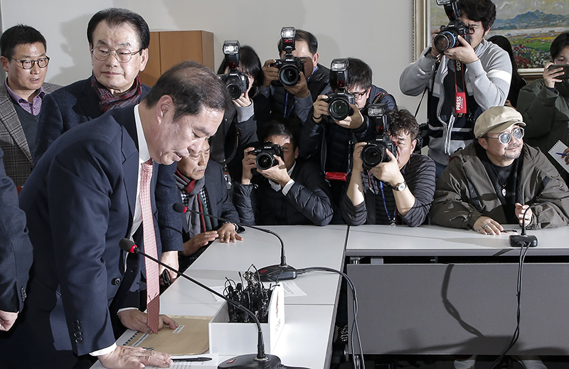 자유한국당 김병준 비상대책위원장이 13일 오후 국회를 찾은 5.18 관련 단체 대표자들에게 한국당 의원 5.18 망언과 관련해 고개 숙여 사과하고 있다.
