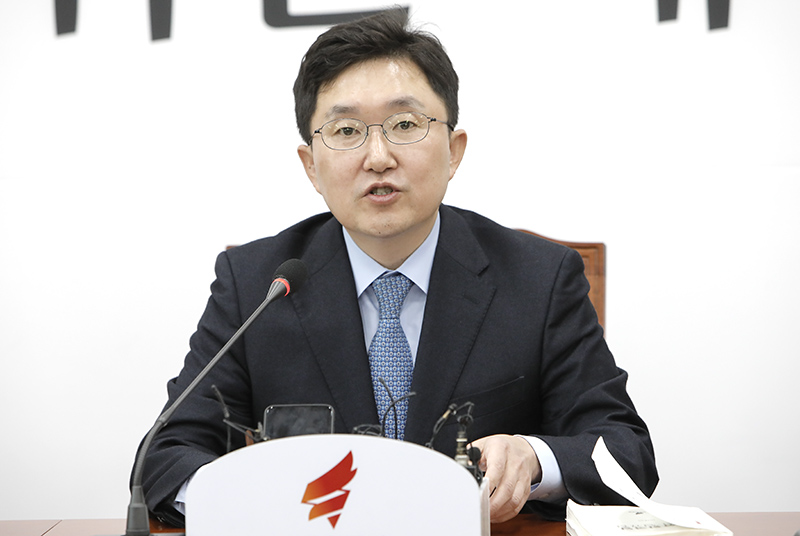 자유한국당 김용태 사무총장이 14일 오전 국회에서 5.18 민주화운동 폄훼 발언으로 당 윤리위에 제소된 자유한국당 의원들의 징계결과를 발표하고 있다.