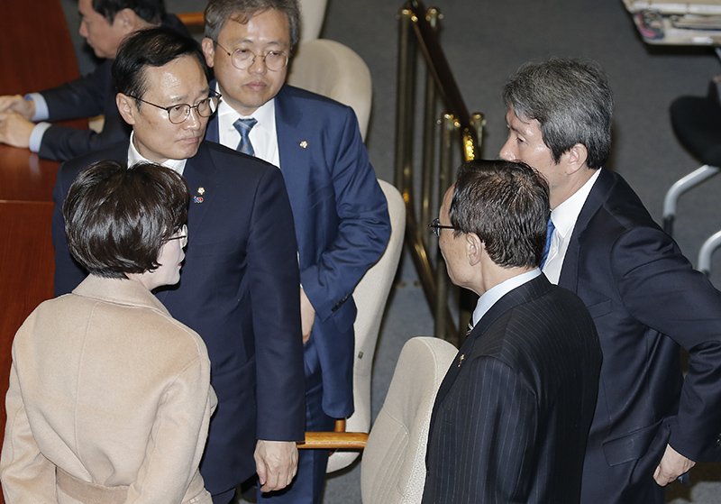더불어민주당 이해찬 대표와 홍영표 원내대표 등이 12일 오전 국회 본회의장에서 열린 제367회 제3차 임시회 본회의에서 대화를 나누고 있다.
