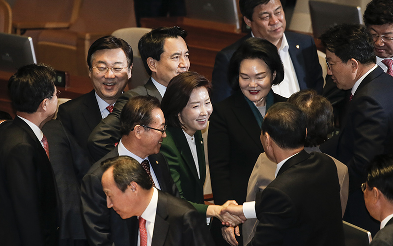자유한국당 나경원 원내대표가 12일 오전 국회 본회의장에서 교섭단체 대표연설을 마치고 회의장을 나서며 동료 의원들에게 격려를 받고 있다.