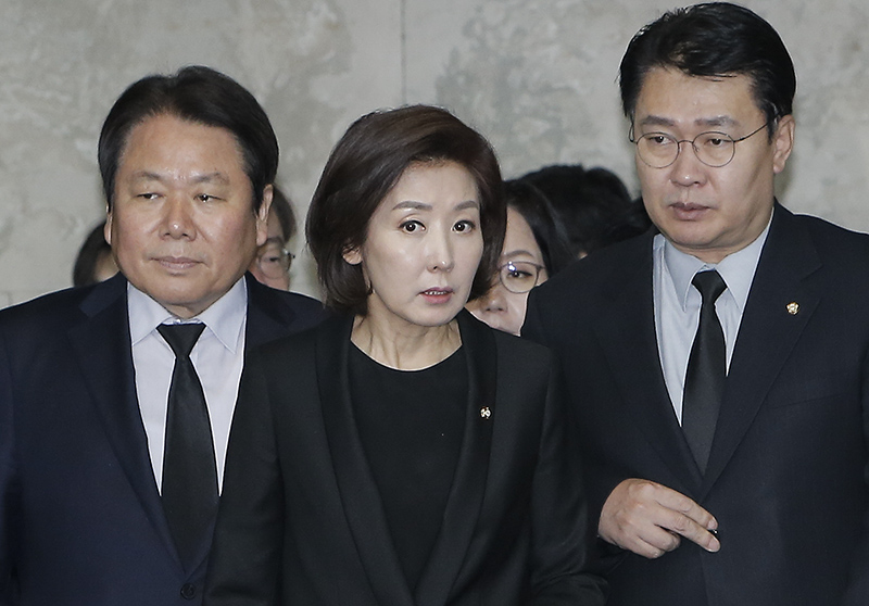 자유한국당 나경원 원내대표(가운데), 정용기 정책위의장(오른쪽), 정양석 원내수석부대표가 15일 오전 국회에서 열린 비상의원총회에 참석하고 있다.