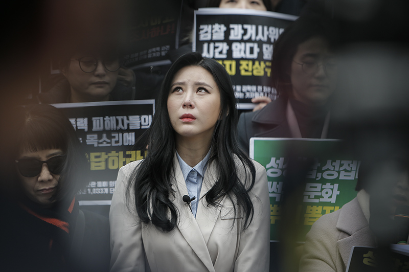 고 장자연 씨의 동료이자 장자연 리스트 사건의 유일한 공개 증언자인 배우 윤지오가 15일 오전 서울 종로구 세종문화회관 계단 앞에서 열린 ‘검찰 과거사위원회의 김학의 전 법무부 차관 등에 의한 성폭력 사건 및 고(故) 장자연 씨 사건 진상 규명 촉구’ 기자회견에 참석해 발언을 마친 뒤 허공을 바라보고 있다.