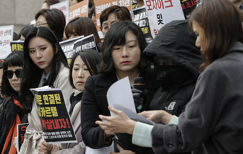 15일 오전 서울 종로구 세종문화회관 계단 앞에서 열린 ‘검찰 과거사위원회의 김학의 전 법무부 차관 등에 의한 성폭력 사건 및 고(故) 장자연 씨 사건 진상 규명 촉구’ 기자회견에서 고 장자연 씨의 동료이자 장자연 리스트 사건의 유일한 공개 증언자인 배우 윤지오가 참석한 가운데 김학의 전 법무부차관 성폭력 피해자(오른쪽 두 번째)가 증언하고 있다.