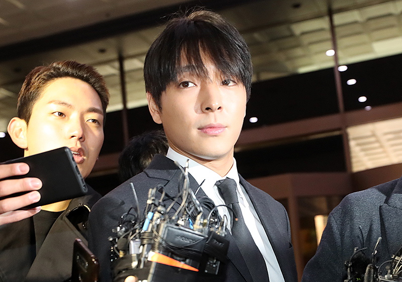 불법 동영상 유포 혐의 및 경찰유착 의혹이 있는 FT아일랜드 전 멤버 최종훈이 16일 오전 서울 종로구 서울지방경찰청 광역수사대에 피의자 신분으로 소환되고 있다.
