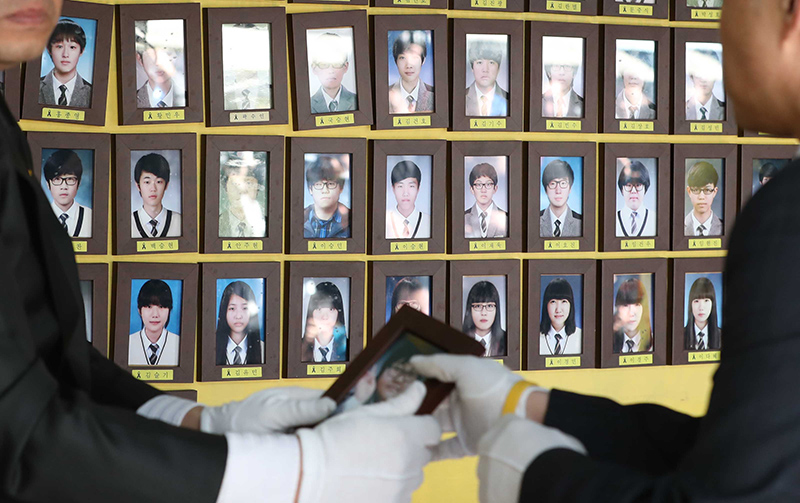 17일 오전 서울 광화문광장 세월호 참사 희생자 및 미수습자 분향소에서 304명의 영정사진을 서울시청 서고로 옮기는 이운식이 진행되고 있다.분향소 자리에는 ‘기억·안전 전시공간’이 조성돼 다음 달 12일 시민들에게 공개될 예정이다.