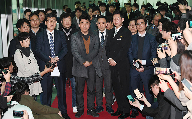 대한항공 정상화를 위한 주주권 행사 시민행동 회원들이 지난 3월 27일 오전 서울 강서구 대한항공 본사에서 열린 제57기 대한항공 정기주주총회가 끝난 뒤 기자회견을 하고 있다. 이날 주주총회에서 조양호 한진그룹 회장의 사내이사 연임안이 부결됐다.