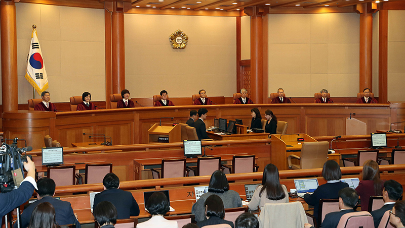 유남석 헌재소장과 재판관들이 낙태죄 위헌 여부 선고를 위해 11일 오후 서울 재동 헌법재판소 대심판정에 앉아 있다.
