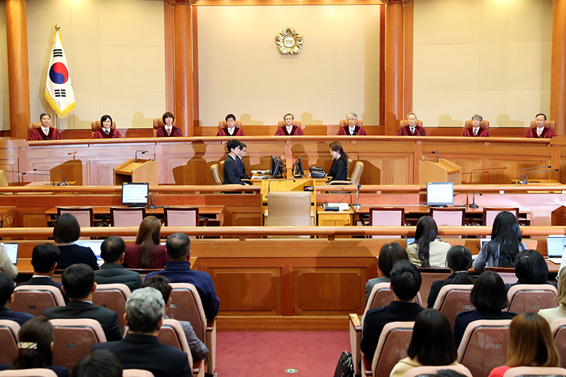 유남석 헌재소장과 재판관들이 낙태죄 위헌 여부 선고를 위해 11일 오후 서울 재동 헌법재판소 대심판정에 입장해 있다.