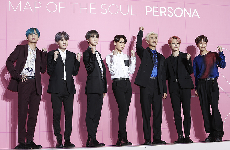 그룹 방탄소년단이 17일 오전 서울 중구 동대문디자인플라자(DDP)에서 열린 새 미니앨범 ‘MAP OF THE SOUL:PERSONA’ 발매 기념 기자간담회에서 포즈를 취하고 있다.