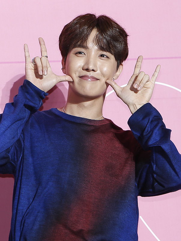 그룹 방탄소년단 제이홉이 17일 오전 서울 중구 동대문디자인플라자(DDP)에서 열린 새 미니앨범 ‘MAP OF THE SOUL:PERSONA’ 발매 기념 기자간담회에서 포즈를 취하고 있다.