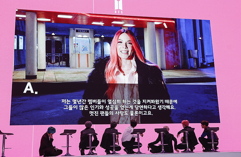 그룹 방탄소년단이 17일 오전 서울 중구 동대문디자인플라자(DDP)에서 열린 새 미니앨범 ‘MAP OF THE SOUL:PERSONA’ 발매 글로벌 기자간담회에서 화면을 보고 있다.