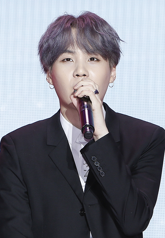 그룹 방탄소년단 슈가가 17일 오전 서울 중구 동대문디자인플라자(DDP)에서 열린 새 미니앨범 ‘MAP OF THE SOUL:PERSONA’ 발매 글로벌 기자간담회에서 인사말을 하고 있다.