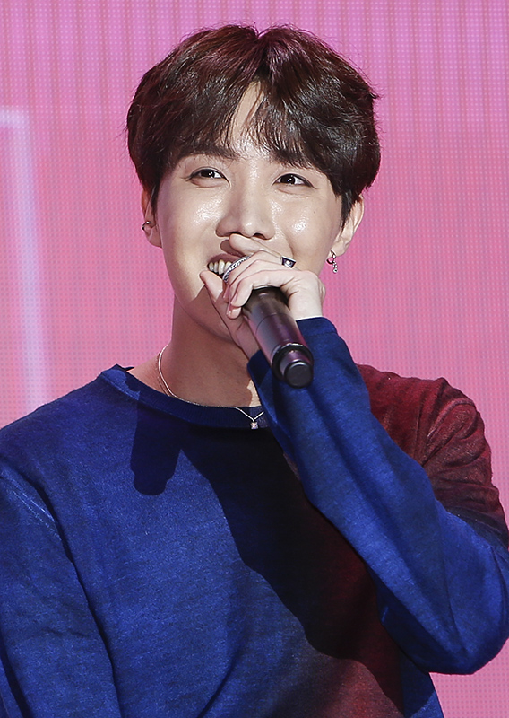 그룹 방탄소년단 제이홉이 17일 오전 서울 중구 동대문디자인플라자(DDP)에서 열린 새 미니앨범 ‘MAP OF THE SOUL:PERSONA’ 발매 글로벌 기자간담회에서 인사말을 하고 있다.