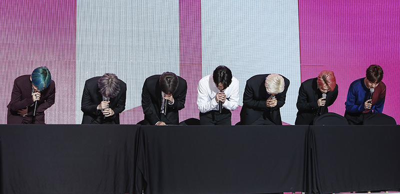 그룹 방탄소년단이 17일 오전 서울 중구 동대문디자인플라자(DDP)에서 열린 새 미니앨범 ‘MAP OF THE SOUL:PERSONA’ 발매 글로벌 기자간담회를 마치며 취재진에게 허리숙여 인사하고 있다.