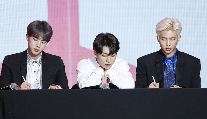 그룹 방탄소년단 진(왼쪽), RM(오른쪽)이 17일 오전 서울 중구 동대문디자인플라자(DDP)에서 열린 새 미니앨범 ‘MAP OF THE SOUL:PERSONA’ 발매 글로벌 기자간담회에서 취재진의 질문을 받아적고 있다. 가운데는 정국.