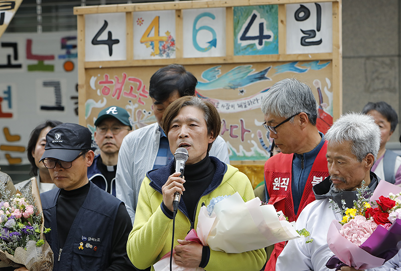 13년간 이어진 국내 최장기 노사분쟁 사업장인 콜텍 노사의 협상이 타결된 가운데 23일 서울 강서구 콜텍 본사 앞에서 열린 노사 교섭 합의 기자회견에서 이인근 금속노조 콜텍지회장이 발언하고 있다.
