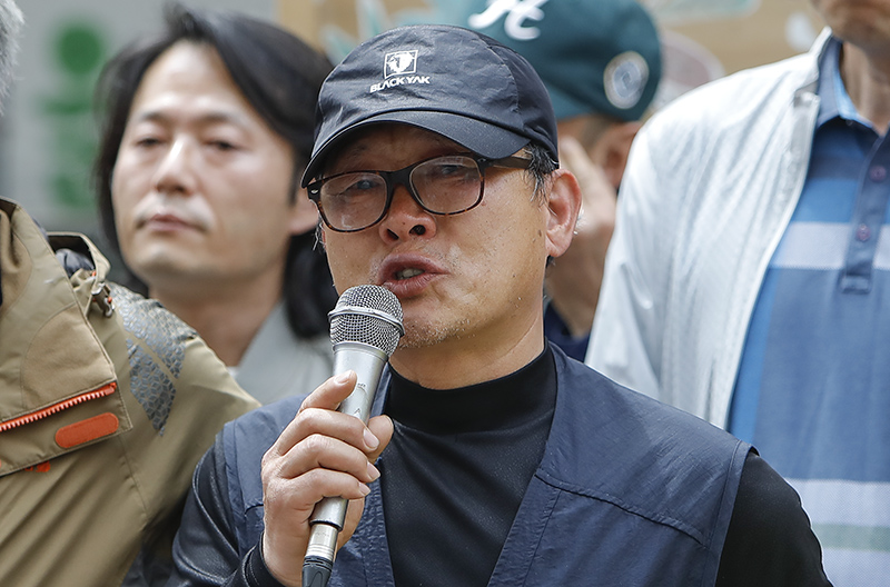 13년간 이어진 국내 최장기 노사분쟁 사업장인 콜텍 노사의 협상이 타결된 가운데 23일 서울 강서구 콜텍 본사 앞에서 열린 노사 교섭 합의 기자회견에서 김경봉 금속노조 콜텍지회 조합원이 발언하고 있다.