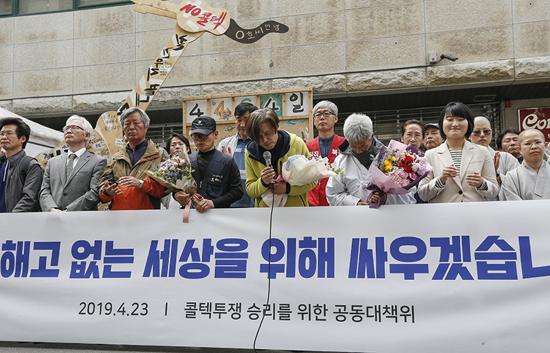 13년간 이어진 국내 최장기 노사분쟁 사업장인 콜텍 노사의 협상이 타결된 가운데 23일 서울 강서구 콜텍 본사 앞에서 열린 노사 교섭 합의 기자회견에서 이인근 금속노조 콜텍지회장이 발언 도중 고개숙여 감사인사를 전하고 있다.