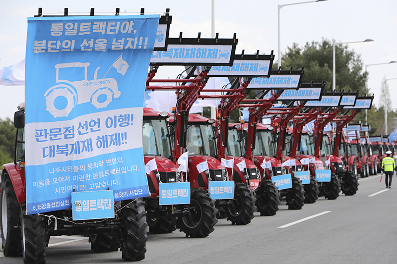 4.27 판문점 선언 1주년인 27일 오후 경기도 파주 통일대교에서 열린 ‘4.27 노동자 자주평화대회 사전대회’에서 전국에서 모인 통일 트랙터들이 개성으로 이어진 국도 위에 줄지어 있다.