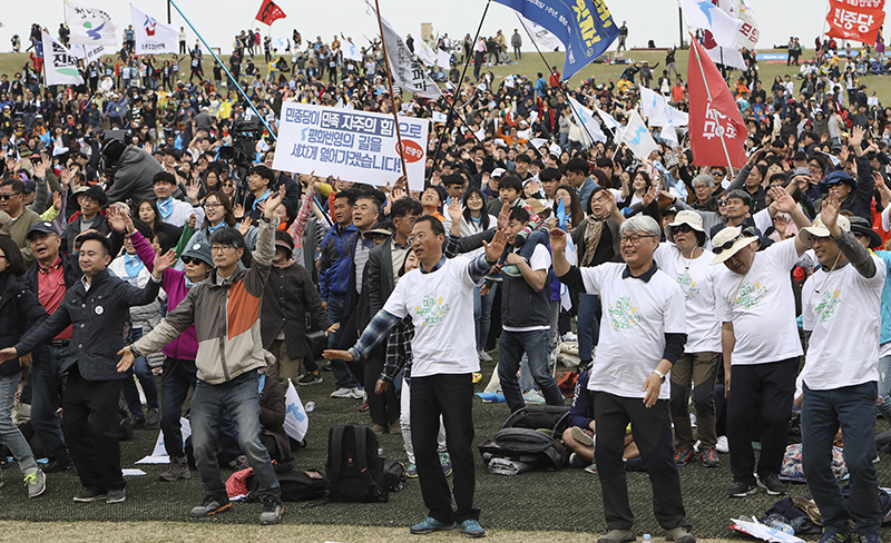 4.27 판문점 선언 1주년인 27일 오후 경기도 파주시 임진각 평화누리공원에서 열린 ‘4.27 판문점 선언 1주년 기념대회’에서 참가자들이 평화 율동을 하고 있다.