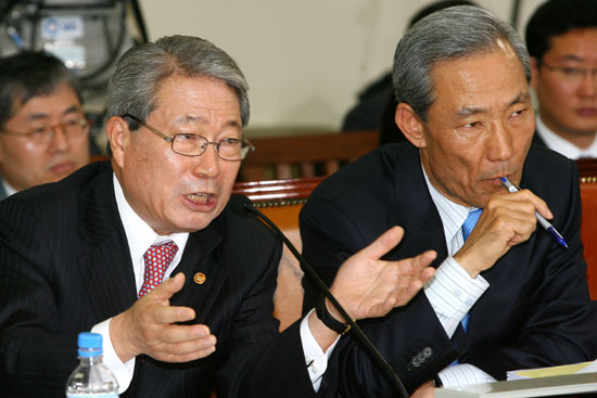 유명환 장관과 김종훈 본부장.